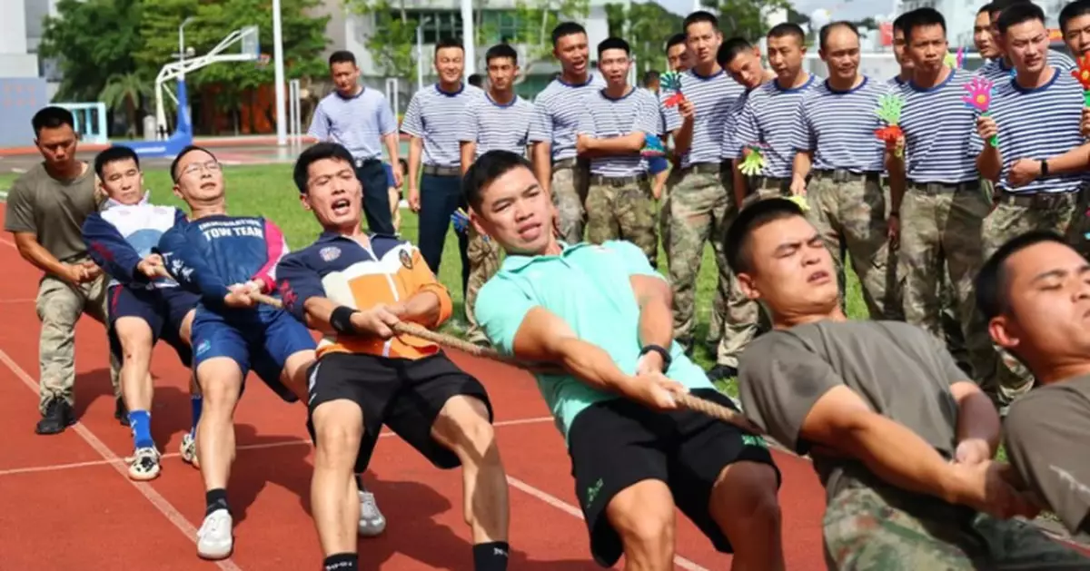 烈日下以體育凝聚友誼 解放軍駐港部隊與紀律部隊拔河足球賽
