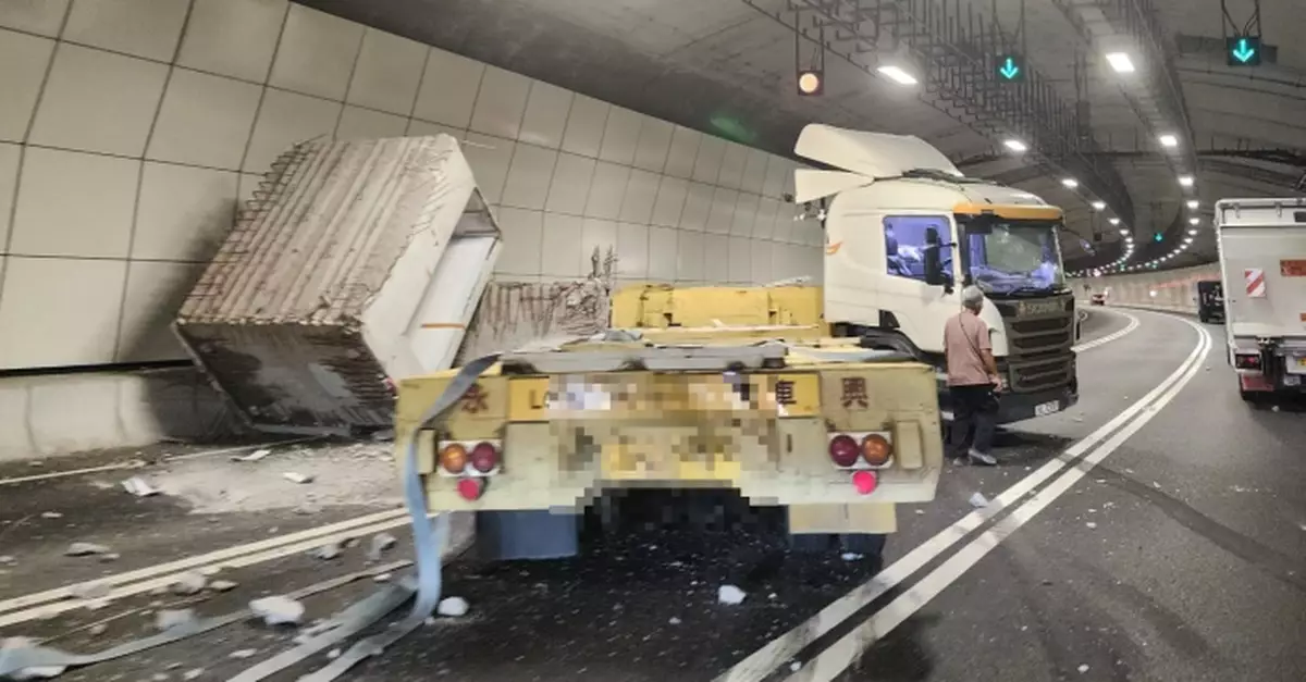 中九龍繞道拖頭自炒預製組件散落　往油麻地方向大排車龍