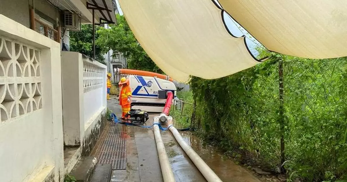 渠務署確認暴雨下有4宗水浸 派90隊緊急應變隊伍清理 現道路已回復正常運作