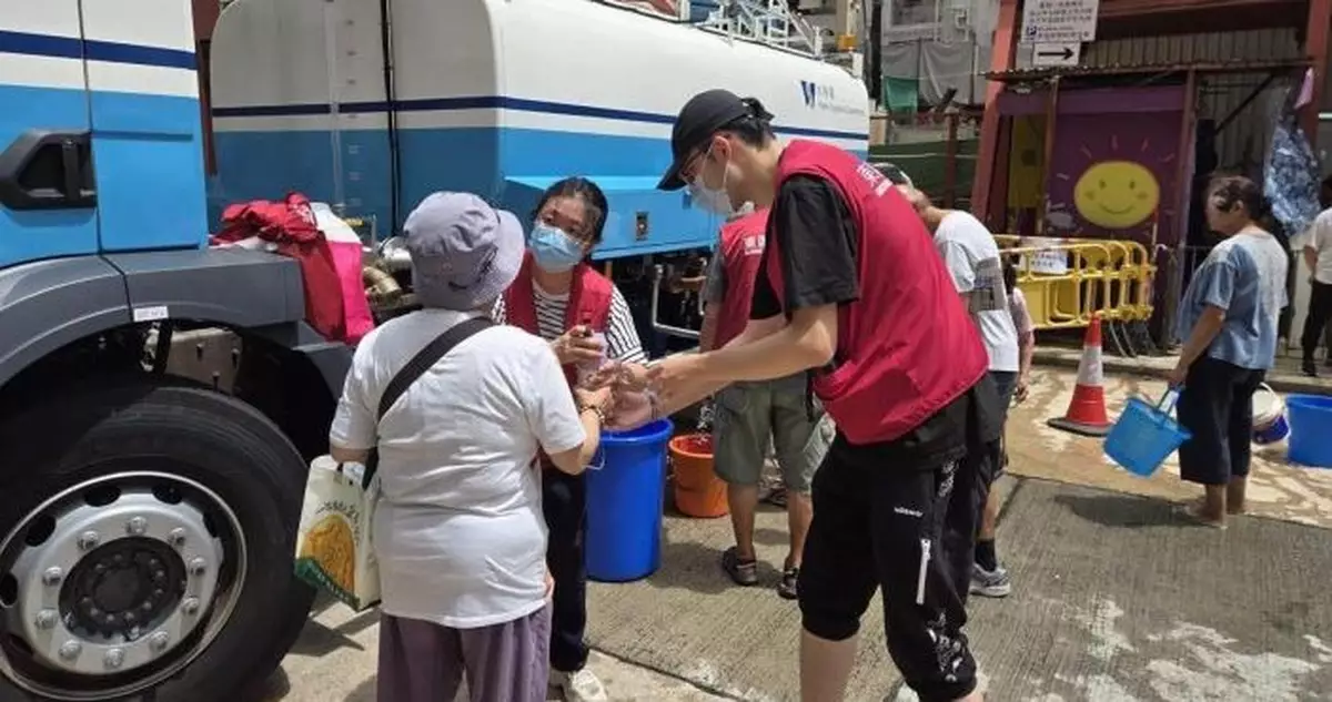東區民政處聯手區議員及關愛隊 全力支援西灣河筲箕灣受停水影響居民