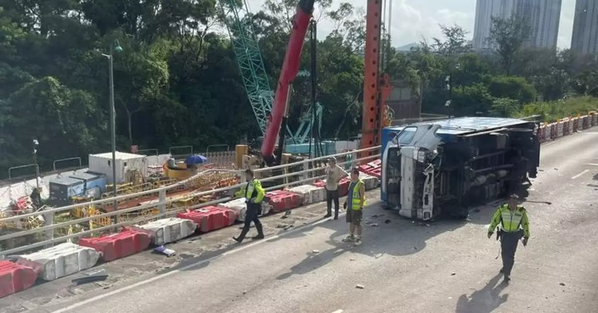 粉嶺公路有旅遊巴與輕型貨車相撞 　旅遊巴司機一度被困