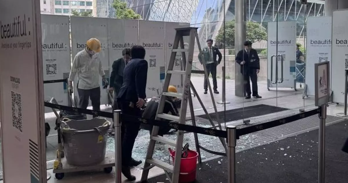 中環IFC商場玻璃門爆裂　至少1人受傷送院