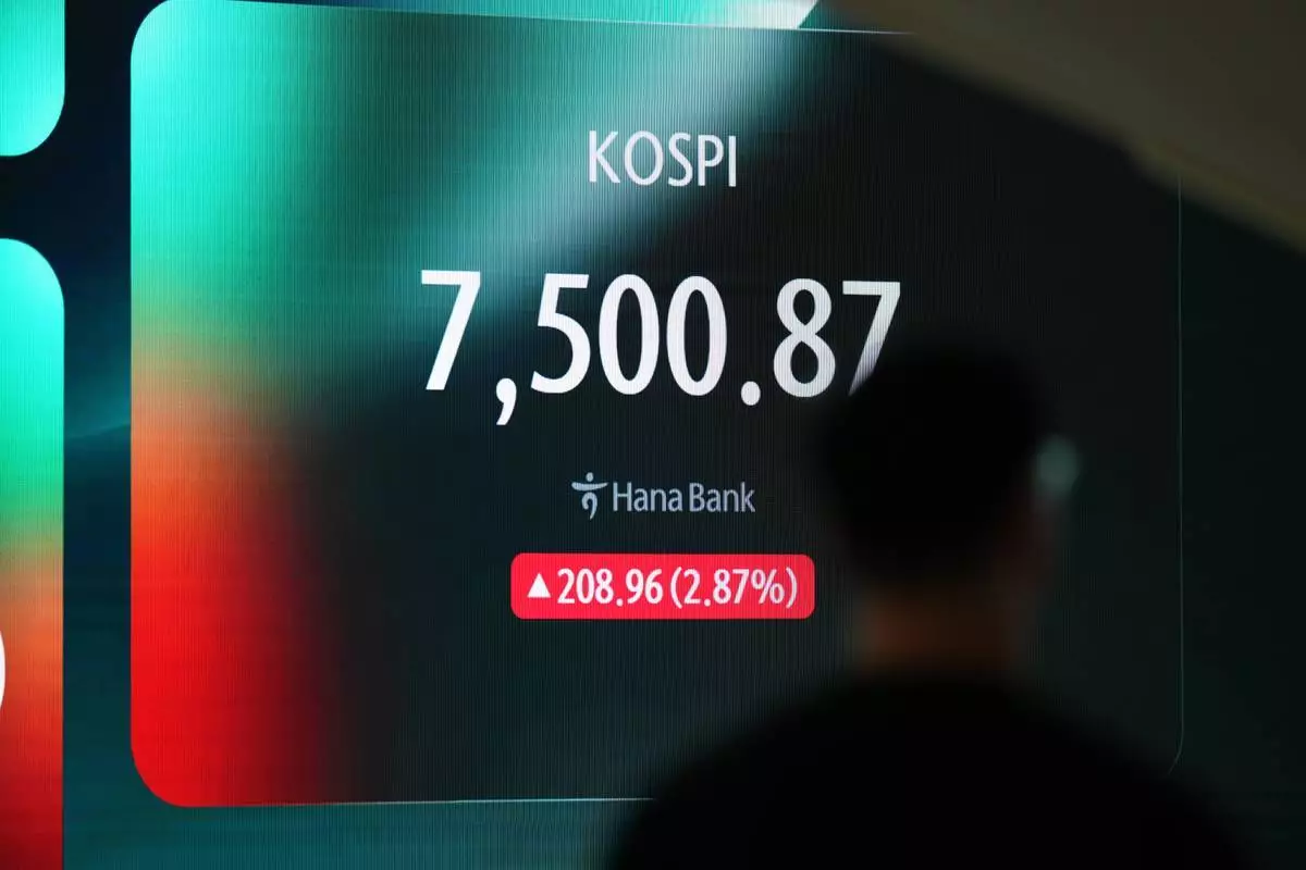 一名媒體成員站在顯示南韓綜合股價指數（KOSPI）的屏幕旁，攝於南韓首爾Hana銀行交易室。周五，2026年7月10日。(美聯社圖片/Lee Jin-man) AP圖片