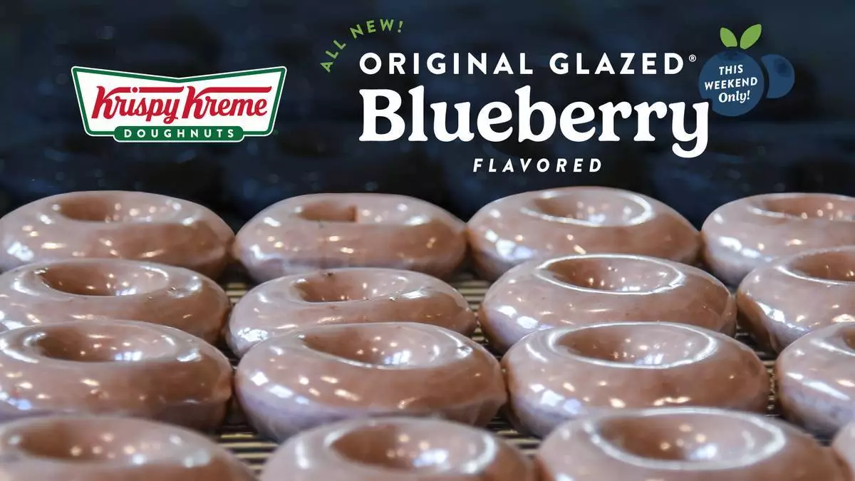 「Original Glazed® 藍莓味冬甩」僅於7月23日至26日發售，凡購買任何一打正價冬甩，即可以僅5美元換購一打。 AP圖片