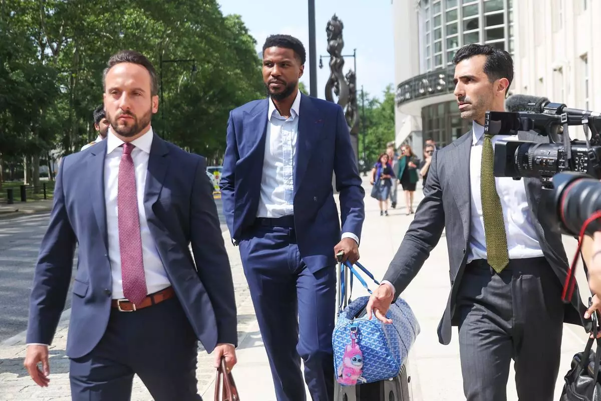 前NBA球員馬利克·比斯利（中）於2026年7月1日周三離開紐約布魯克林聯邦法院。(美聯社圖片/Heather Khalifa) AP圖片