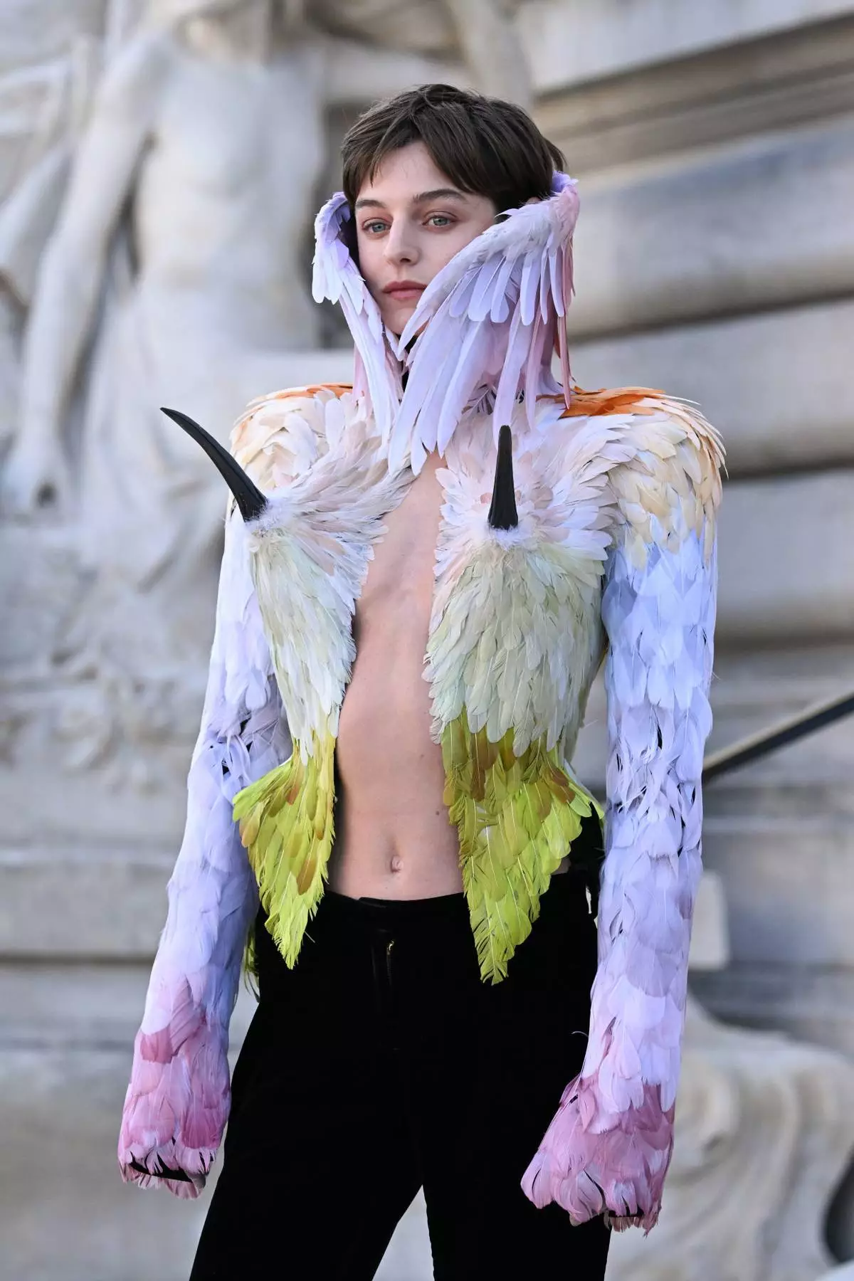 艾瑪·科林抵達巴黎，出席Schiaparelli 二零二六至二零二七秋冬高級訂製女裝系列發布會，攝於二零二六年七月六日周一。(美聯社圖片/Emma Da Silva) AP圖片