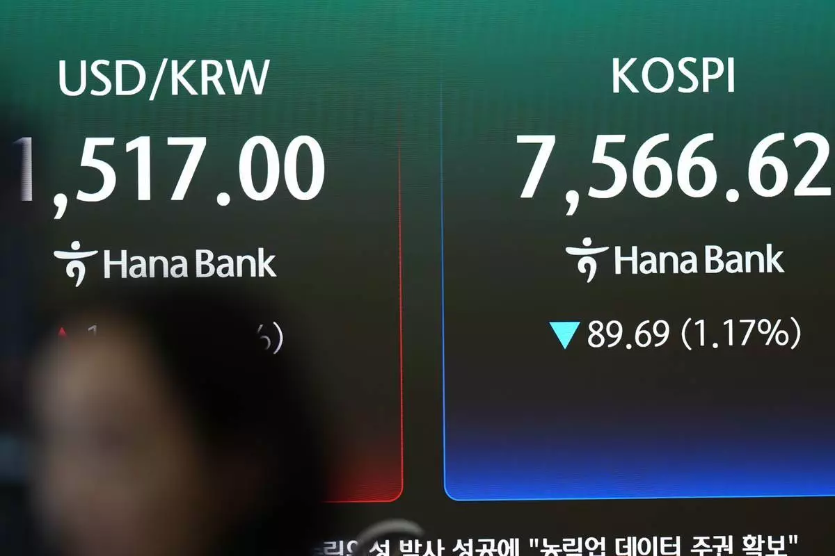 一名交易員2026年7月8日周三在南韓首爾韓亞銀行交易室，觀看顯示南韓綜合股價指數（KOSPI）及美元兌南韓圜匯率的電腦屏幕。(美聯社圖片/Lee Jin-man) AP圖片