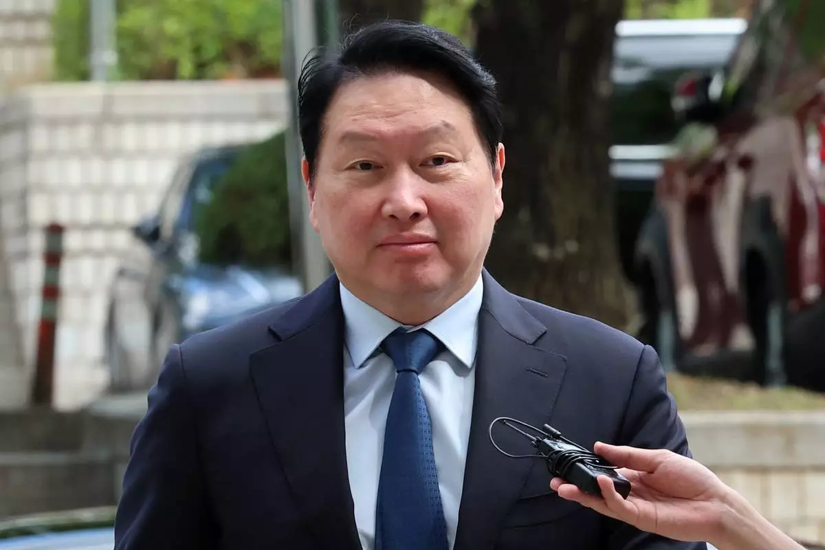 SK集團會長崔泰源於2026年6月26日周五抵達南韓首爾高等法院。(Lee Young-hwan/Nensis via 美聯社圖片) AP圖片