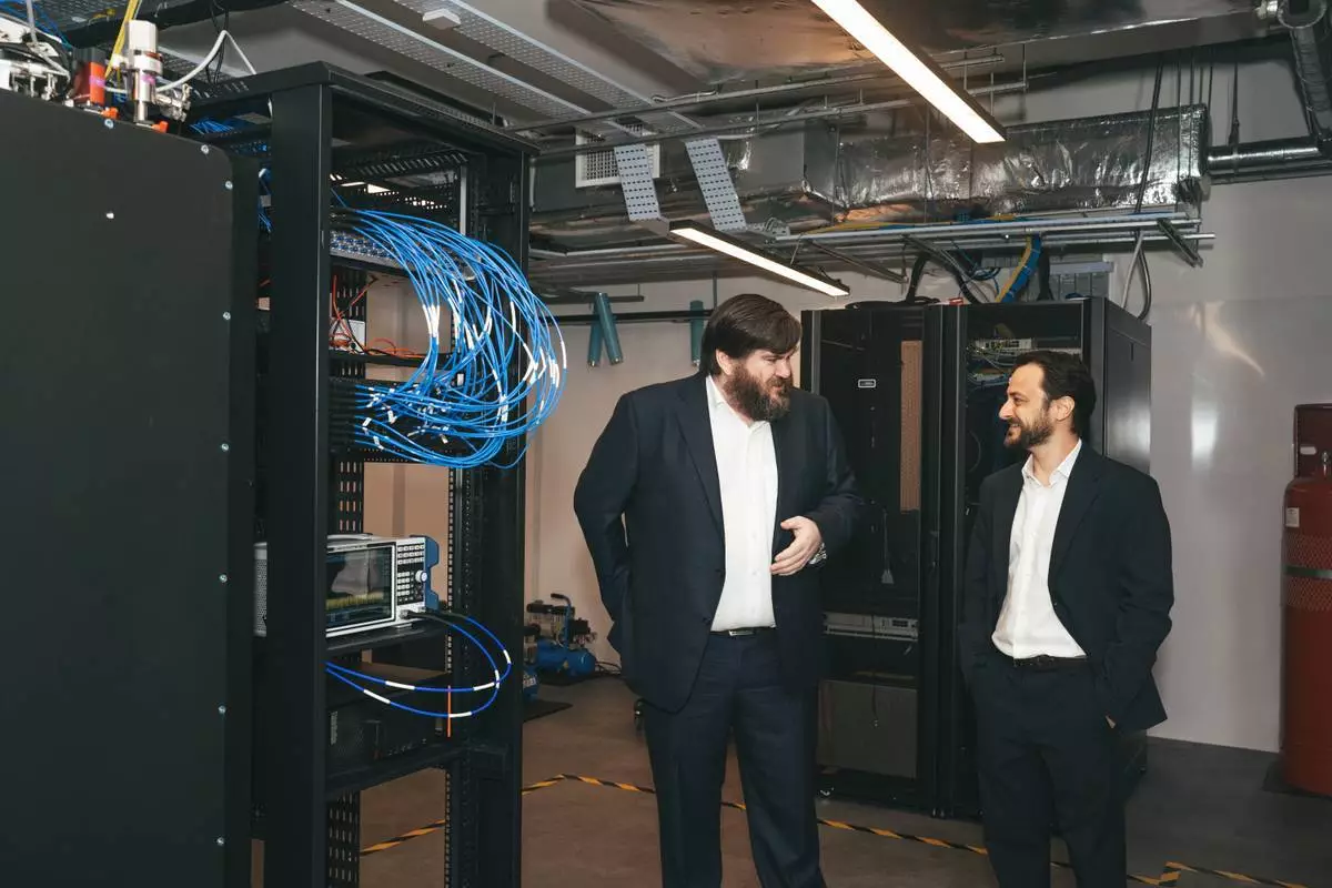 Horizon Quantum 行政總裁喬·費茲西蒙斯博士及 Quantum Machines 行政總裁伊塔馬爾·西萬博士在 Horizon Quantum 的量子硬體測試平台。 AP圖片