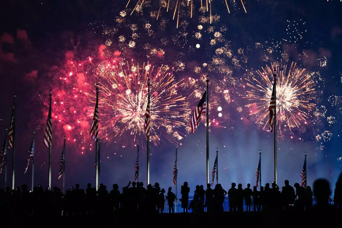 2026年7月5日周日，華盛頓國家廣場上空煙花綻放，慶祝美國獨立250周年。(美聯社圖片/Allison Robbert) AP圖片