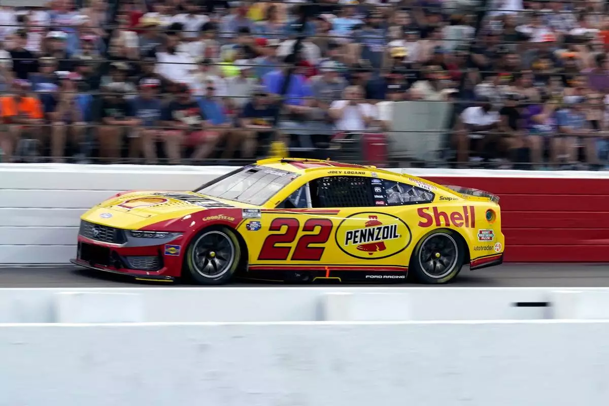 2026年7月19日周日，在北卡羅來納州北威爾克斯伯勒舉行的NASCAR盃賽汽車賽中，羅根奴在主直道上駕駛。(美聯社圖片/Chuck Burton) AP圖片