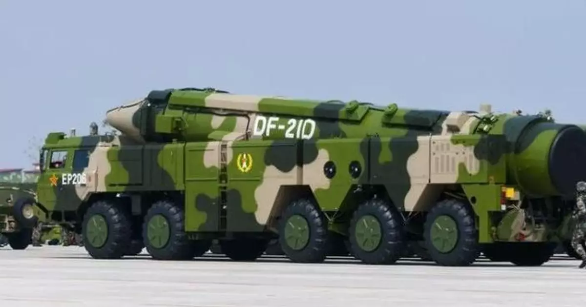 中國軍方晒東風導彈實彈片 精準命中爆出15米直徑深坑 專家：噸級威力航母都扛不住