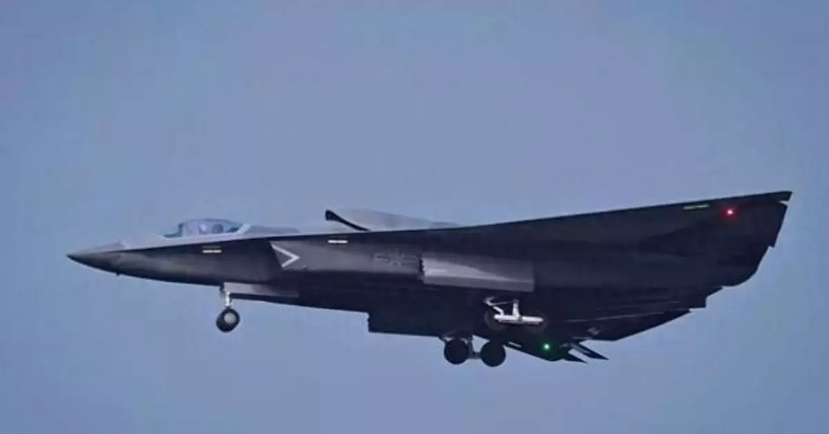 美媒緊盯殲-36無尾戰機急轉爬升 展現三發向量推力 突破18度飛控機動極限