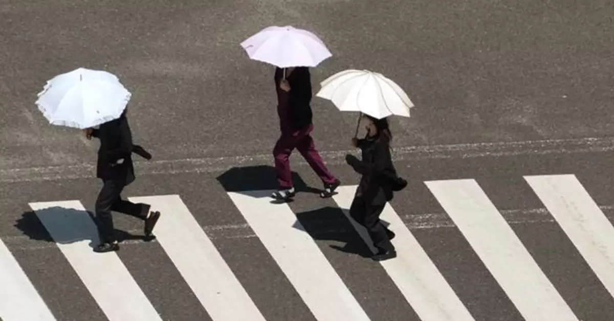 東京街頭不分男女全民撐傘抗暑 百貨防曬傘營業額飆6倍  專家教3大買遮指標