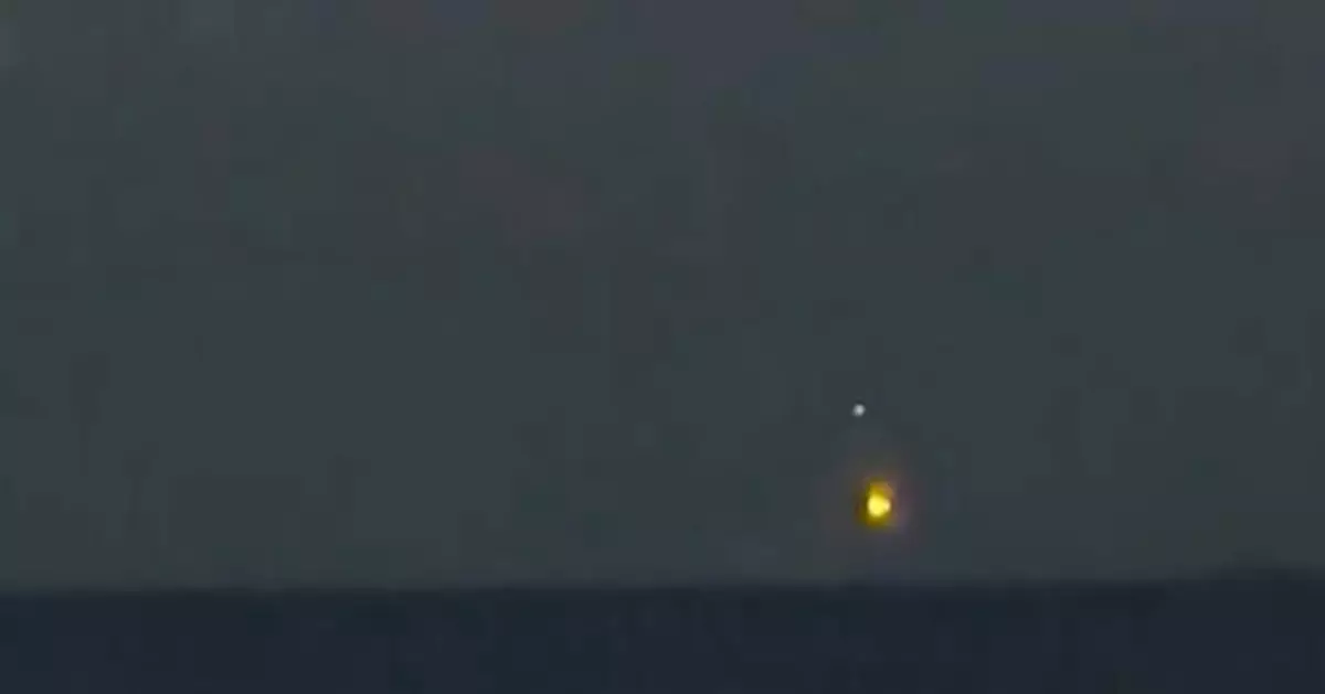 日本沖繩海域驚現神秘發光物體 光芒忽分忽合 民眾驚呼「難道是UFO？」