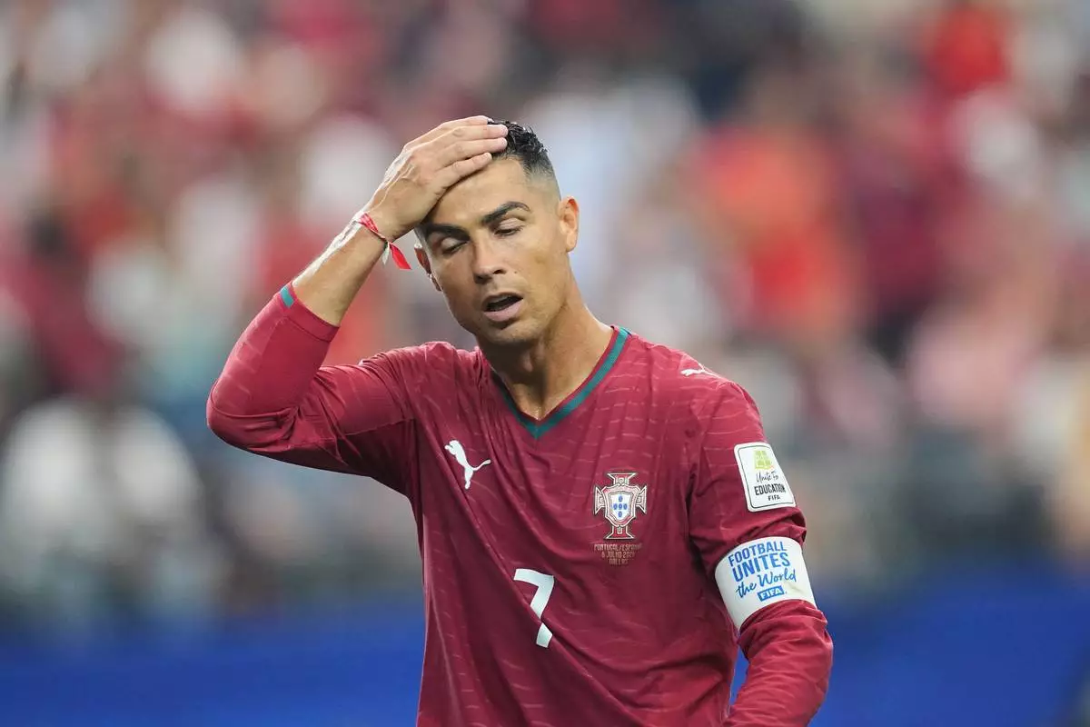 葡萄牙球員C朗拿度（七號）周一在德州達拉斯附近阿靈頓舉行的世界盃十六強足球賽事中，對陣西班牙期間的反應。（美聯社圖片/Julio Cortez） AP圖片