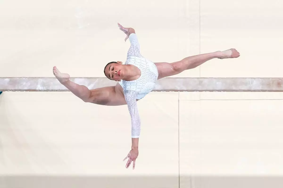 檔案圖片 - 美國選手蘇妮李於2024年8月5日，在巴黎貝爾西體育館舉行的2024年夏季奧運女子競技體操個人平衡木決賽中表演。(美聯社圖片/Morry Gash，檔案圖片) AP圖片