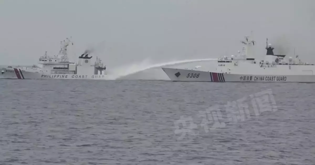 中國海警驅逐非法闖入黃岩島水域菲律賓船隻
