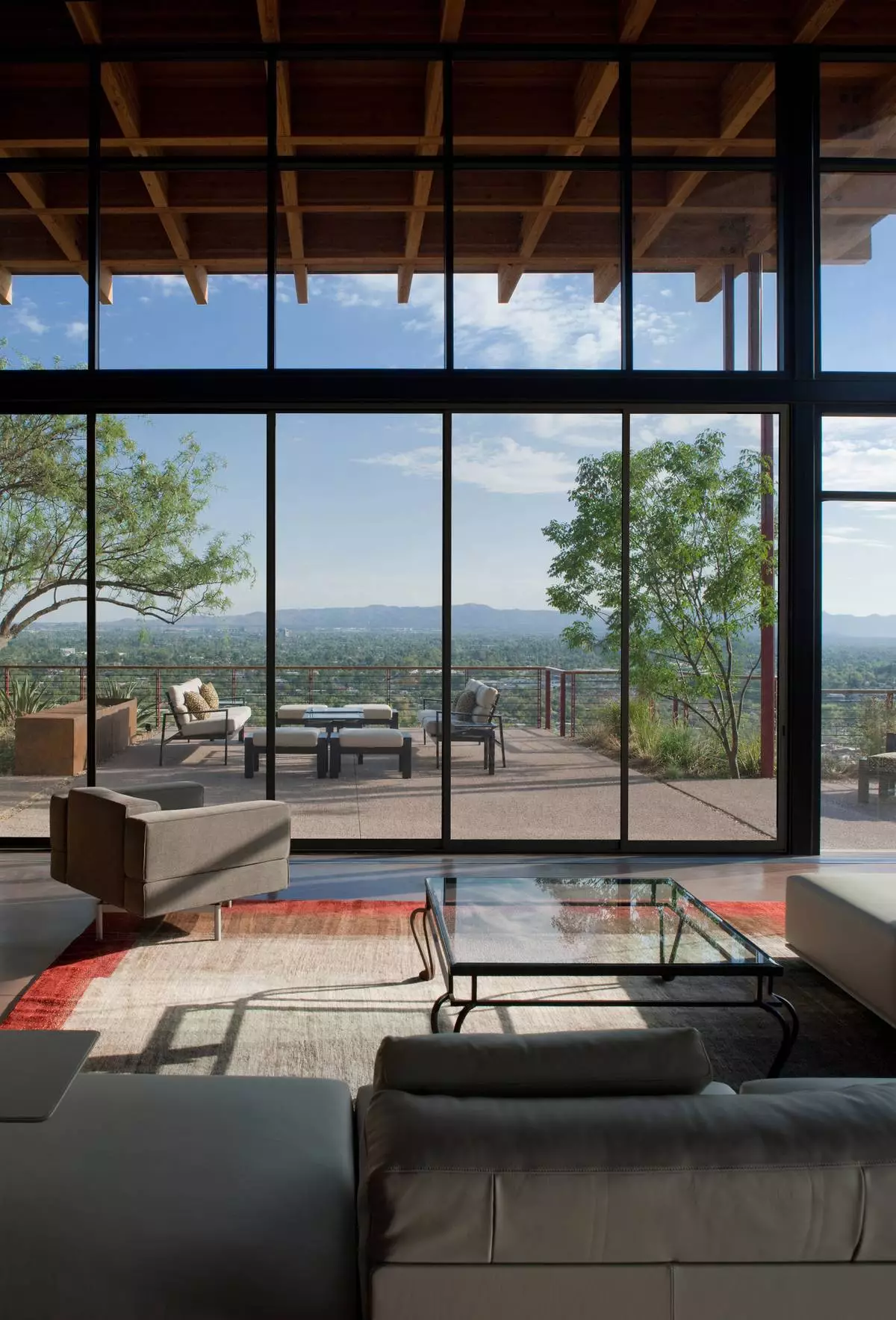 Western Architectural Openings 的 8600 系列多趟門可容納高達 3.66 米高或 5.57 平方米的面板，為幾乎所有建築應用增添壯麗景觀。 AP圖片