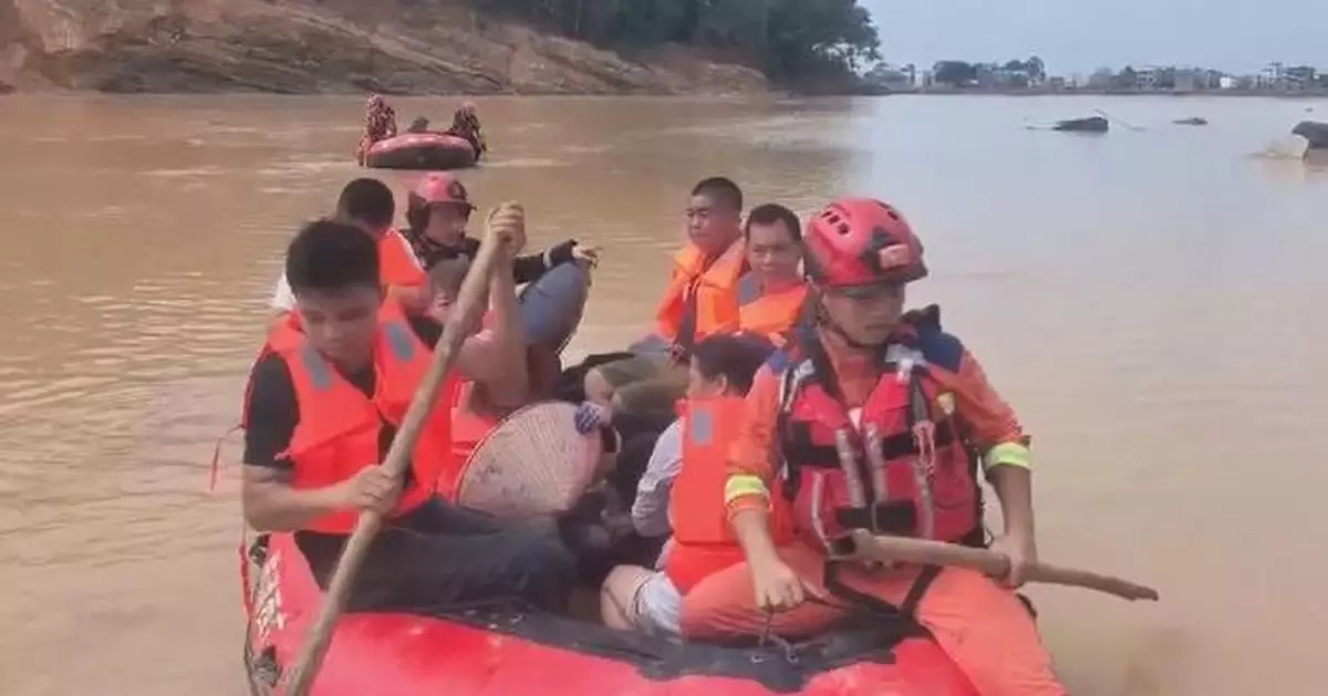 廣西洪災｜救援隊爭分奪秒救災 搶修道路恢復交通
