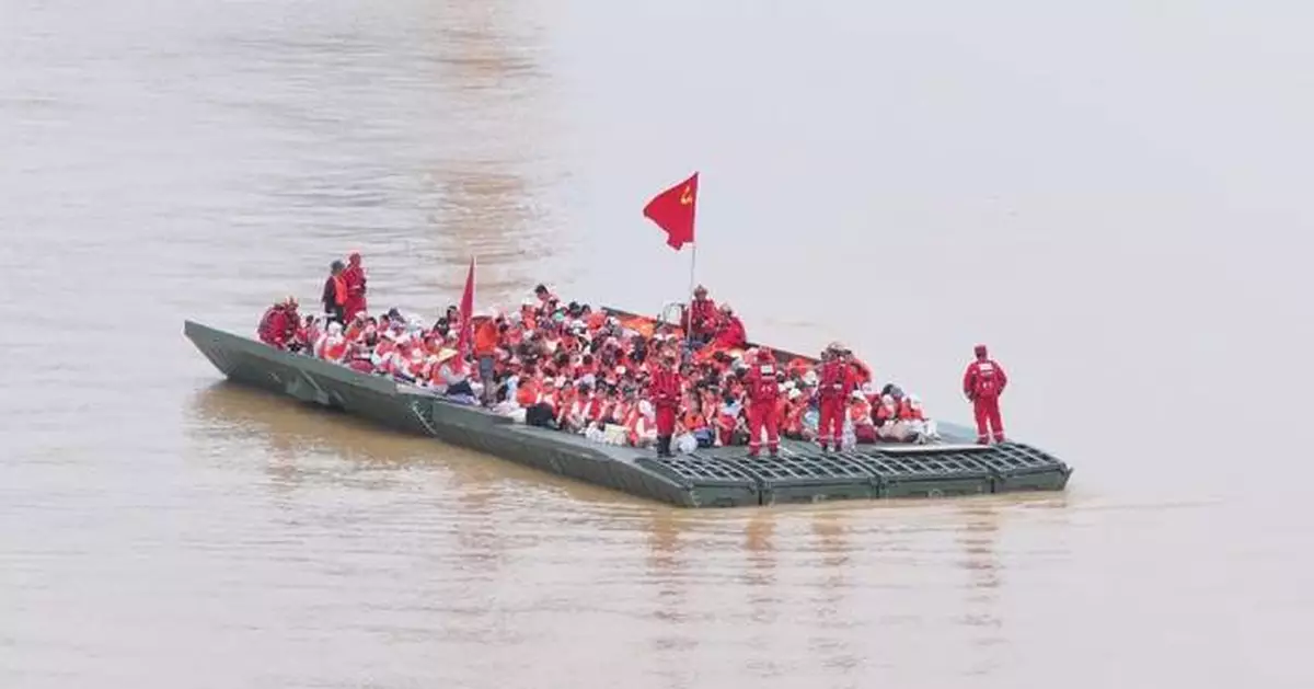 動力浮橋助廣西洪災區撤離數千師生