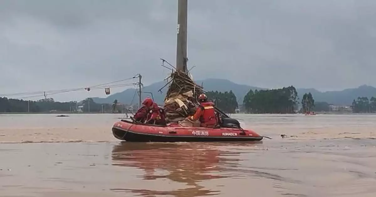 廣西消防員洪水中救出五口家