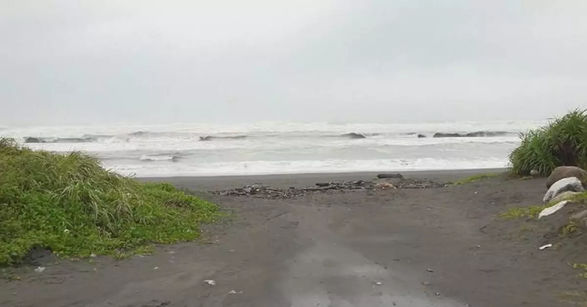 颱風巴威逼近台灣宜蘭 風雨加劇海浪高達八米