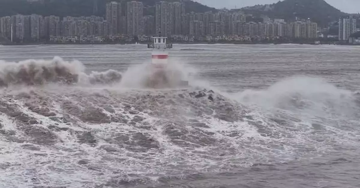 颱風巴威吹襲浙江沿岸 帶來強風巨浪