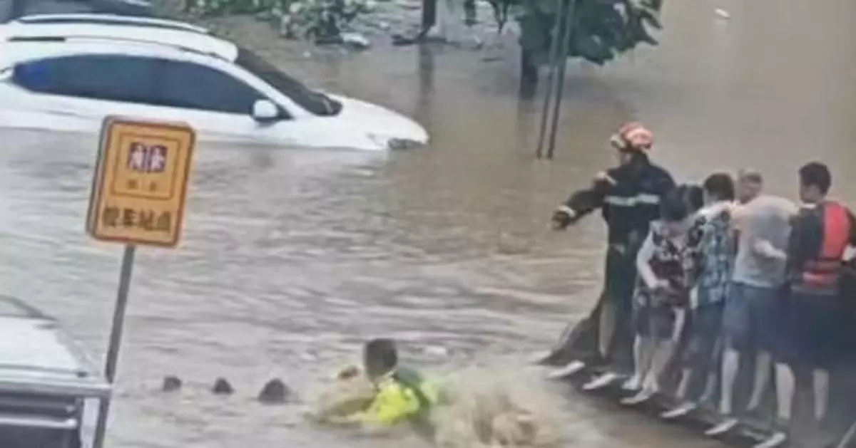 瀋陽輔警暴雨中跳水救人 數秒內化解危機