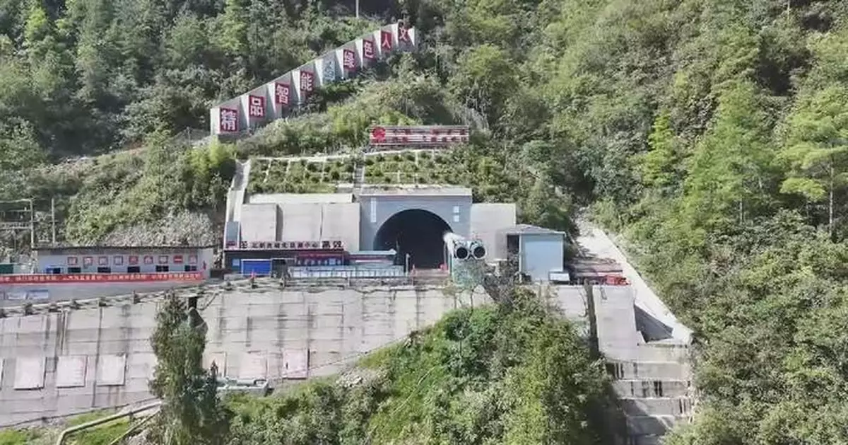 四川高鐵隧道貫通