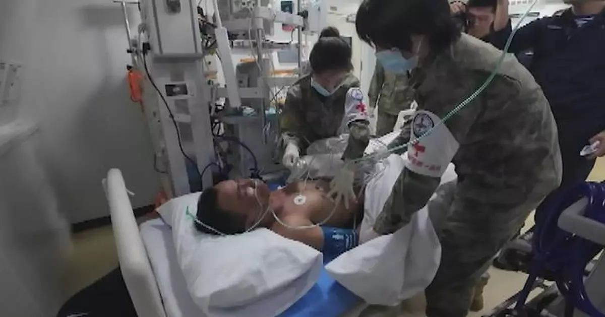 中國海軍醫院船為越南船員提供緊急治療