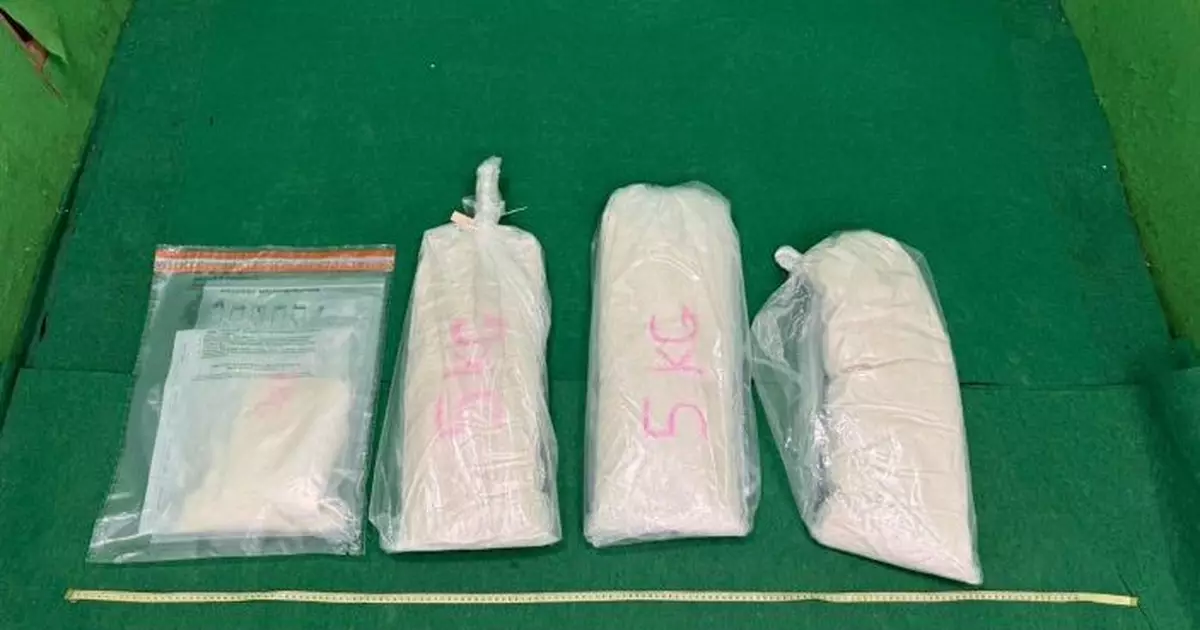 海關截查英國抵港漢隨身行李檢值650萬毒品 31歲烏克蘭籍男子被捕