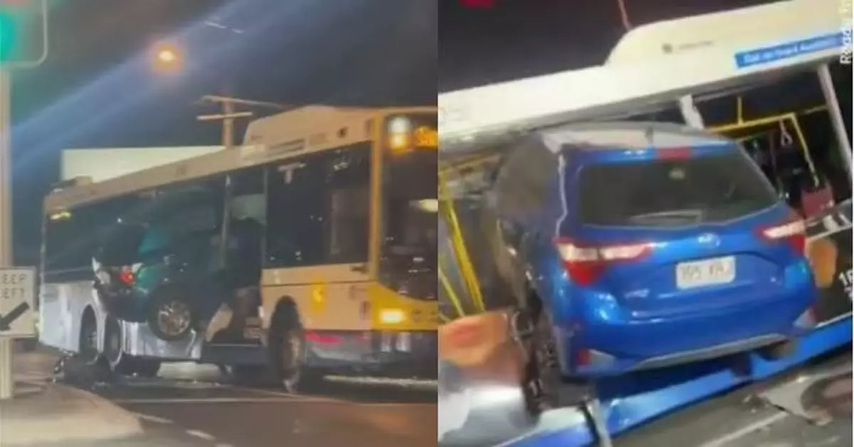 疑因失控騰空飛起 澳洲私家車撞穿巴士側窗車頭直插車廂 驚險畫面曝光！