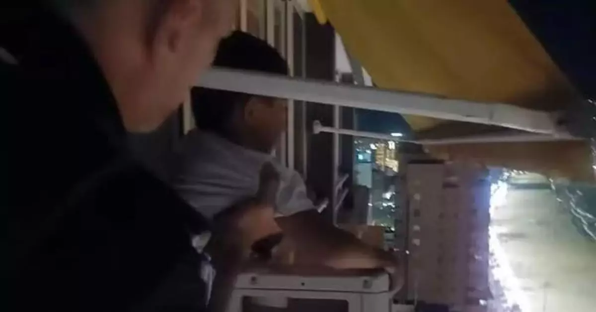 保加利亞男童懸掛21樓露台命懸一線 警員探身緊抱救回 父涉疏忽照顧被捕