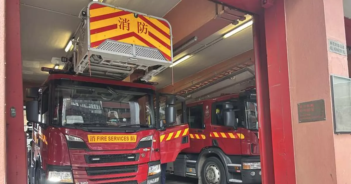 深水埗北河街渠蓋冒煙一度傳爆炸聲　消防到場射水降溫