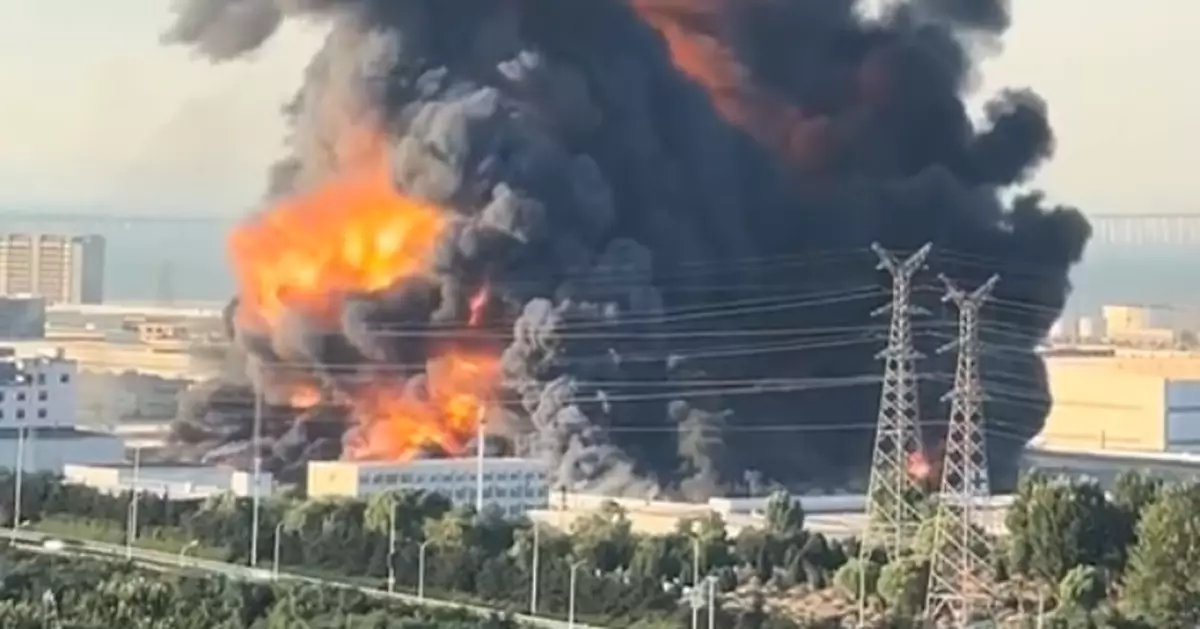 山東青島倉庫起火濃煙沖天 暫無人員傷亡報告