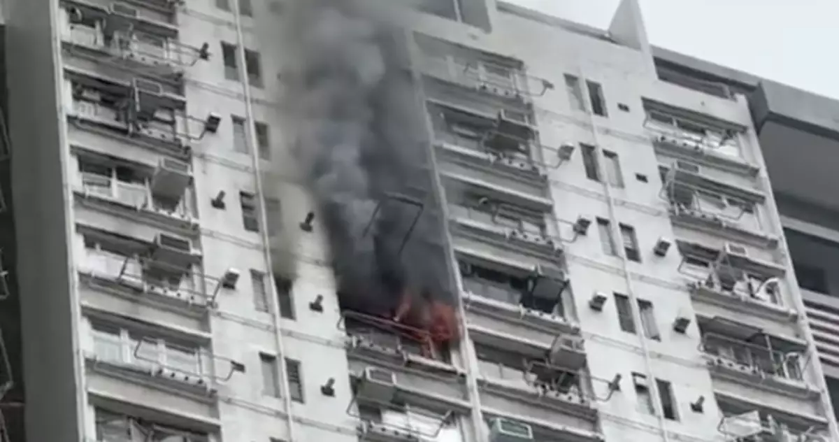 青衣長康邨康順樓一單位火警　黑煙捲半空居民疏散無人傷