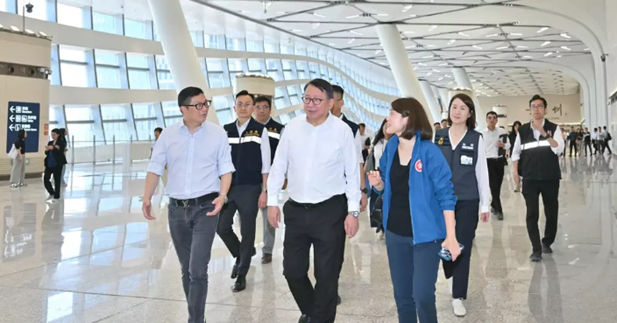 與鄧炳強同視察新皇崗口岸 陳國基﹕各部門須以最高標準完成演練　
