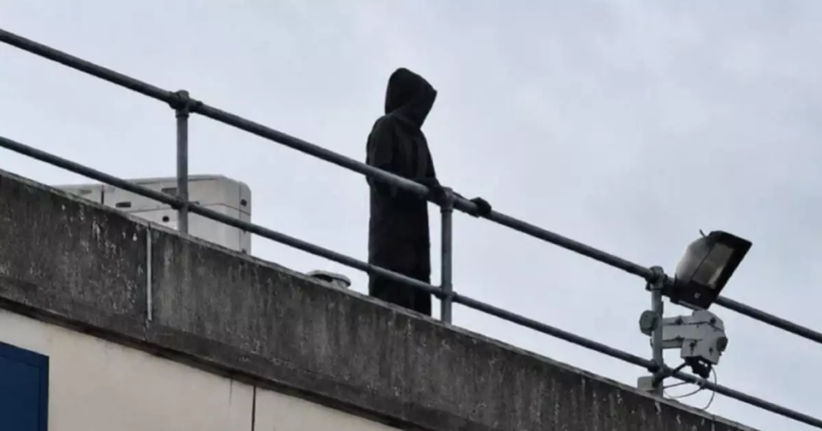 英醫院驚現「死神」？ 26歲黑衣男手持疑似鐮刀嚇親病人醫護遭捕