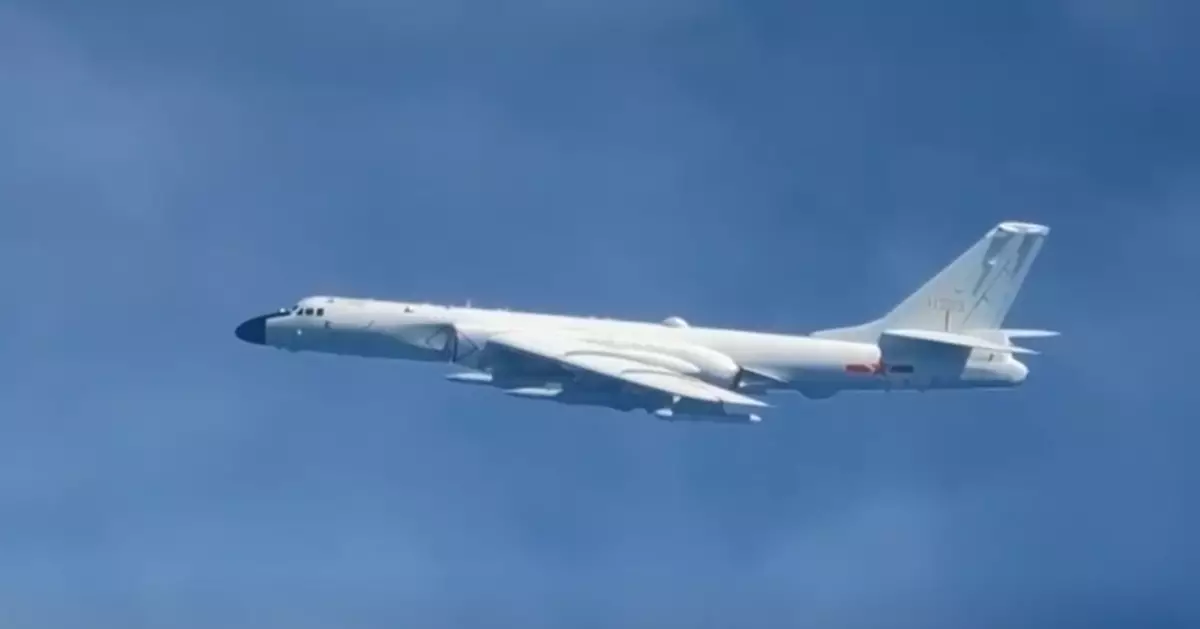 轟-6J戰略轟炸機現身黃岩島上空 翼下掛載4枚導彈