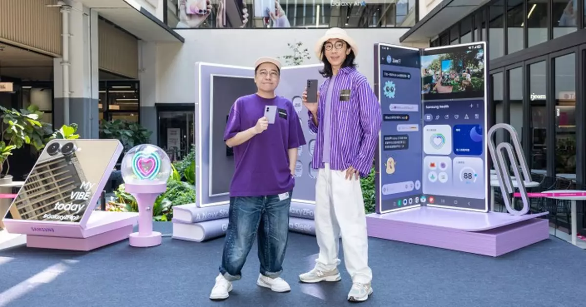 C君善用Samsung摺機multi-task「睇嘢」陸永最愛「分身」與女狂Chat