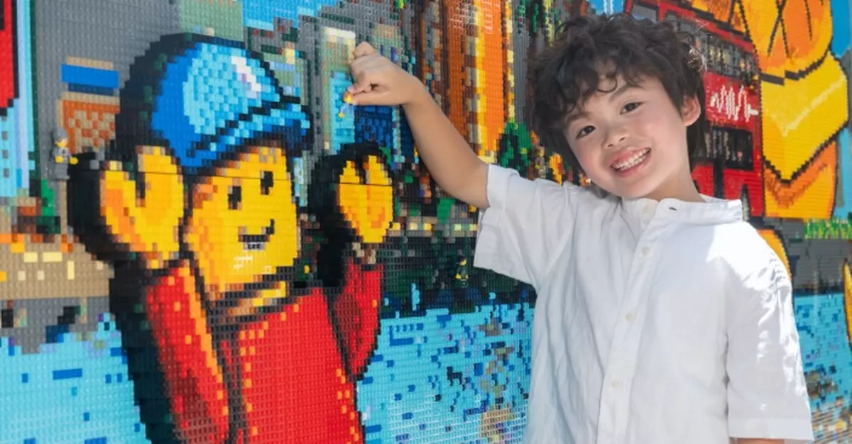 童星Hayden化身成小Model 萌爆現身LEGO香港首個「互動巴士站」