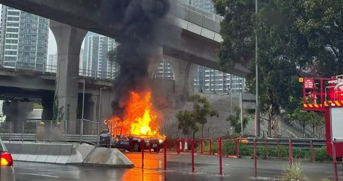九龍灣啟福道的士起火　往觀塘部分行車線封閉