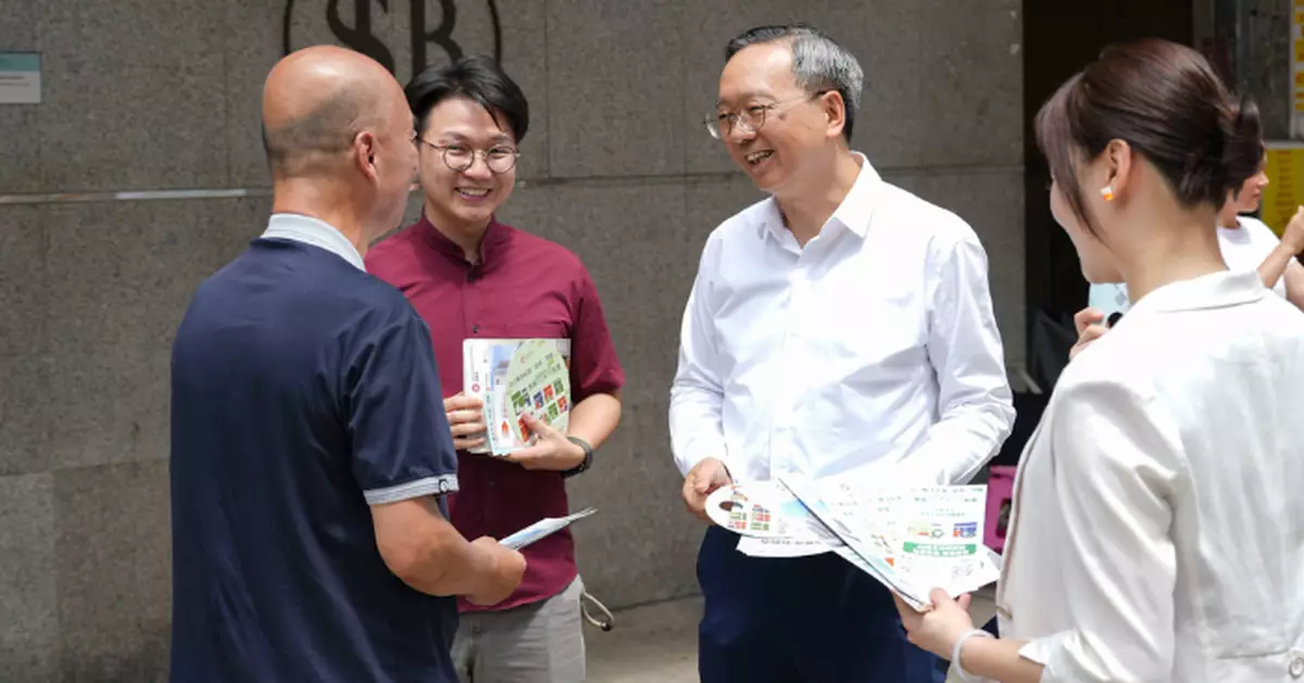 推廣簡樸房登記「早鳥優惠」 戴尚誠偕立法會議員街站宣傳