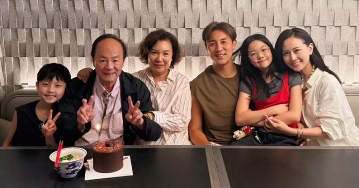 譚俊彥三代同堂賀狄龍80大壽 孫兒左右送吻溫馨滿瀉