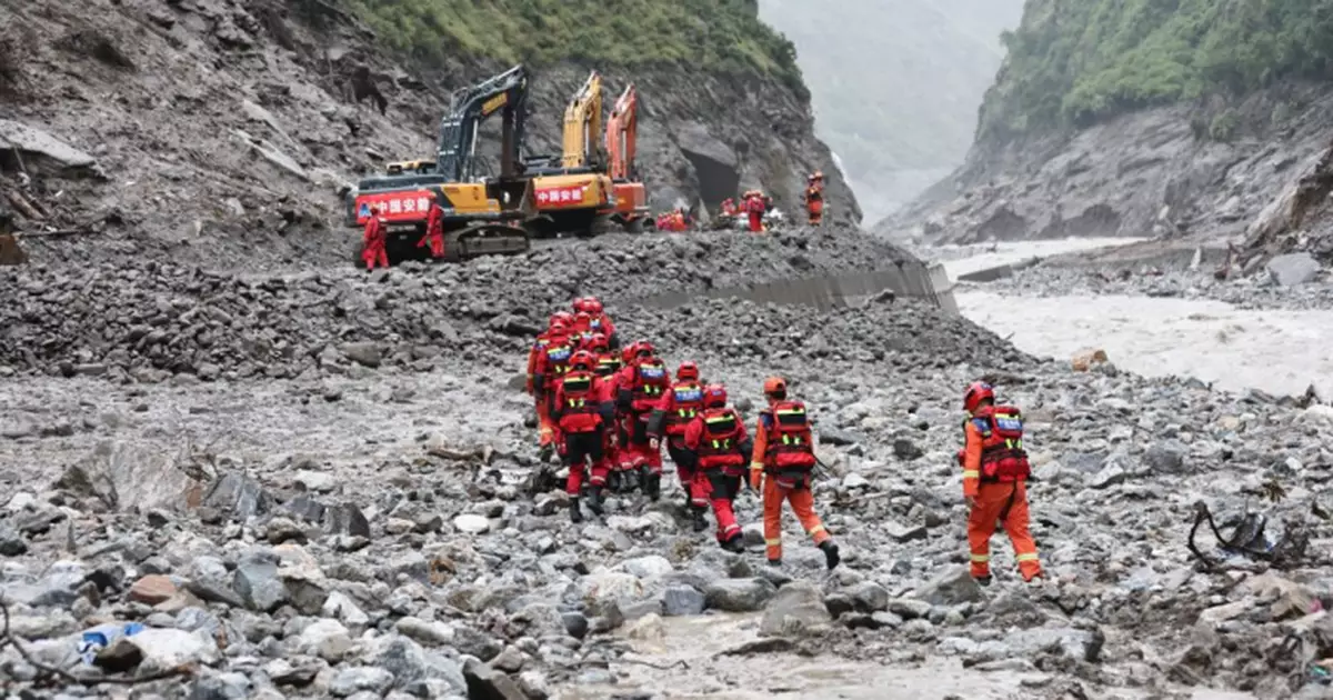 中方救援隊伍抵吉隆口岸核心災區搜救　轉移口岸附近民眾及遊客到安全地方