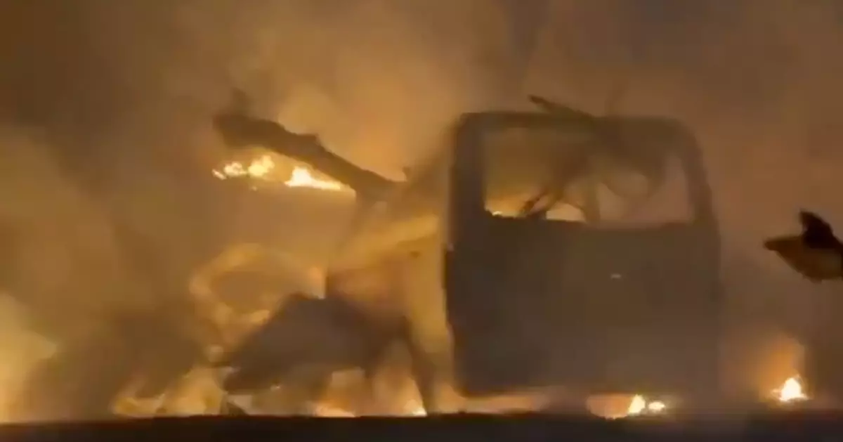 津巴布韋小型載客車與貨車相撞成火海 至少27人死亡