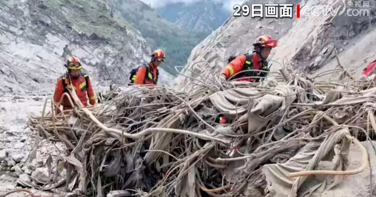 西藏日喀則泥石流搶險救援續進行 以搶通道路為主要目標