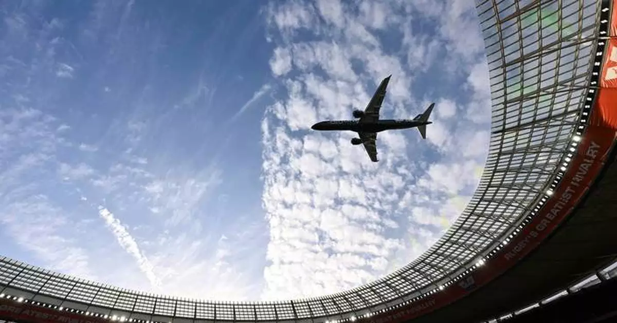 南非客機超低空飛越體育館引爭議 專家憂容錯空間不足
