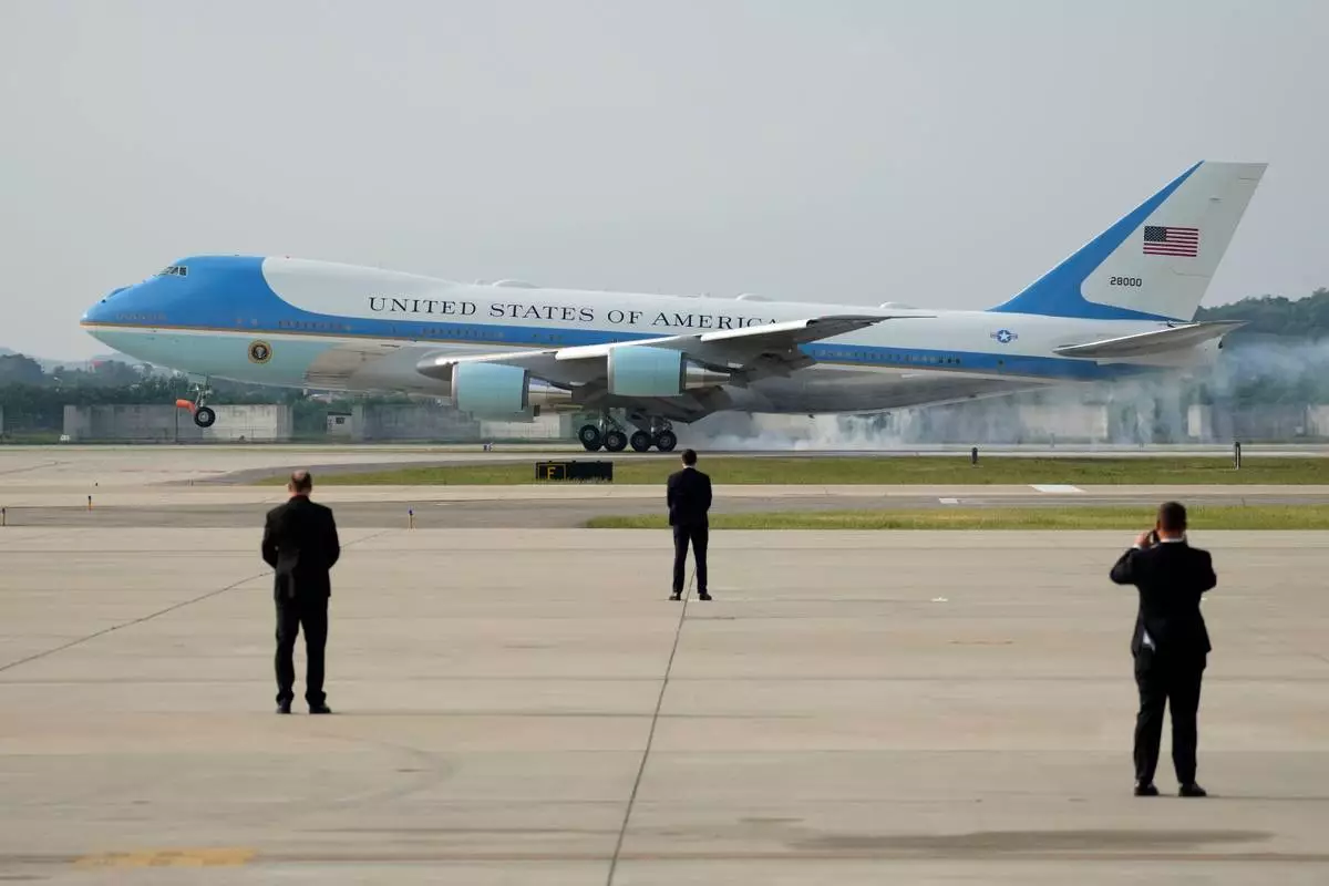 檔案圖片：美國總統拜登乘坐空軍一號，於2022年5月20日周五抵達南韓平澤的烏山空軍基地。(美聯社圖片/Lee Jin-man) AP圖片
